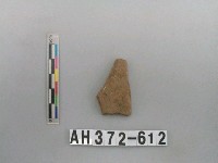 藏品(灰褐色細砂陶片)的圖片